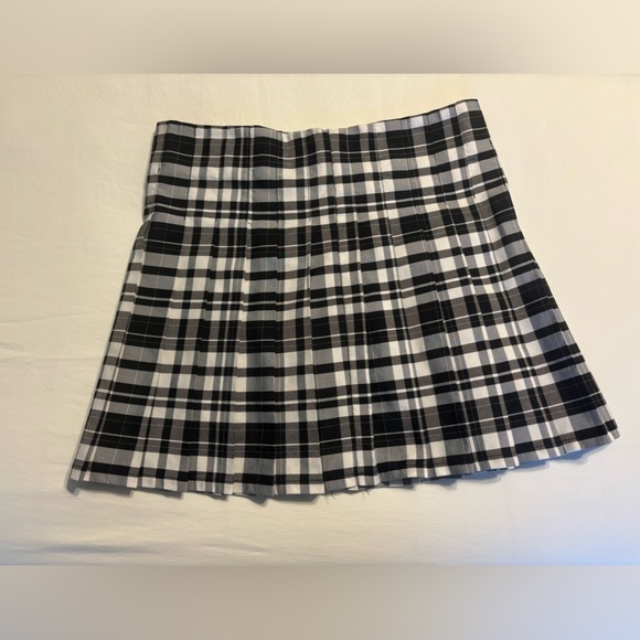 No Boundaries Dresses & Skirts - No Boundaries Black and White Pleated Skirt Side Invisible Zipper Sz 11-13 L